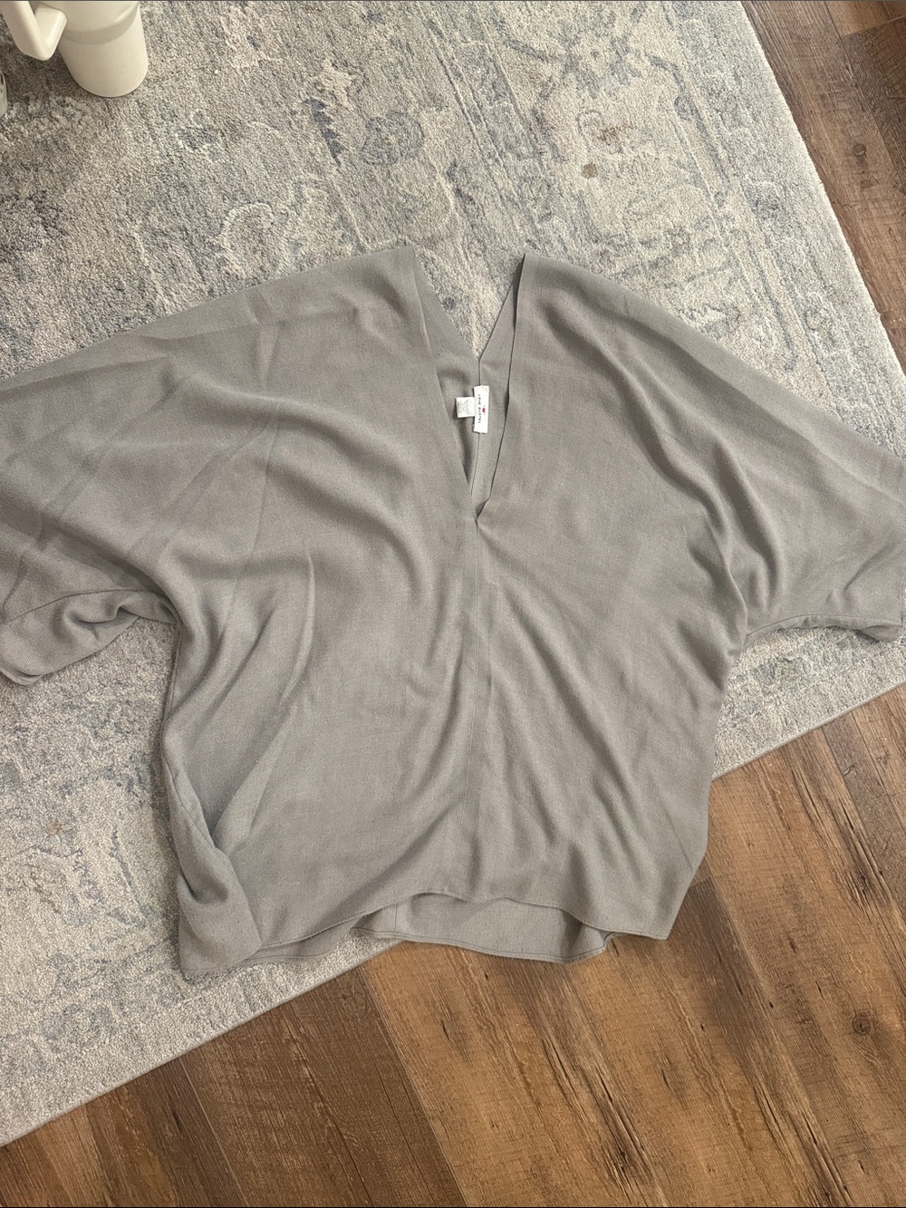 Love quotes Light Gray V-Neck Knit Top